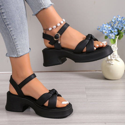Chaussons noirs à talons hauts et semelle épaisse